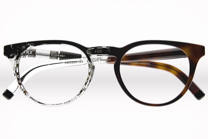 A half-transparent prototype provides an inside view of the IXI autofocus glasses