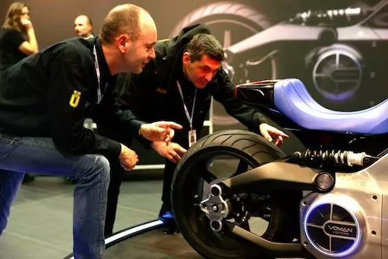 Examining the rear end of the Voxan Wattman (Photo: Voxan Motors)