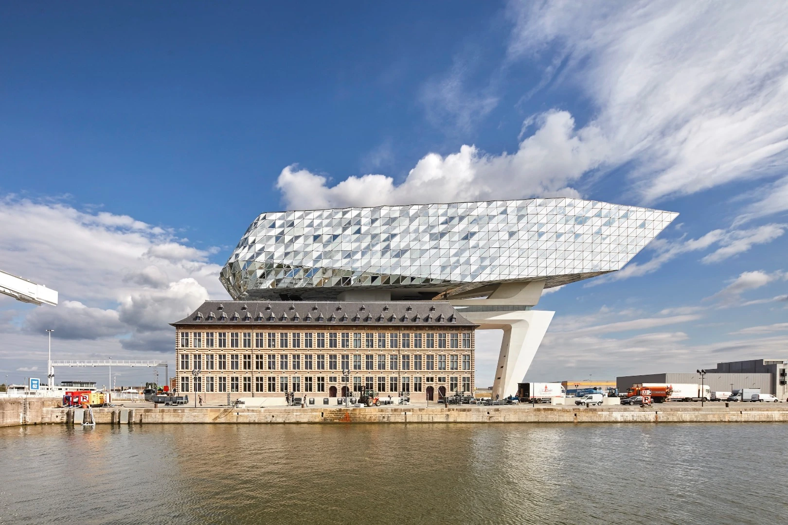 The project is intended to resemble a huge glass prow pointing toward the spot that Antwerp was founded