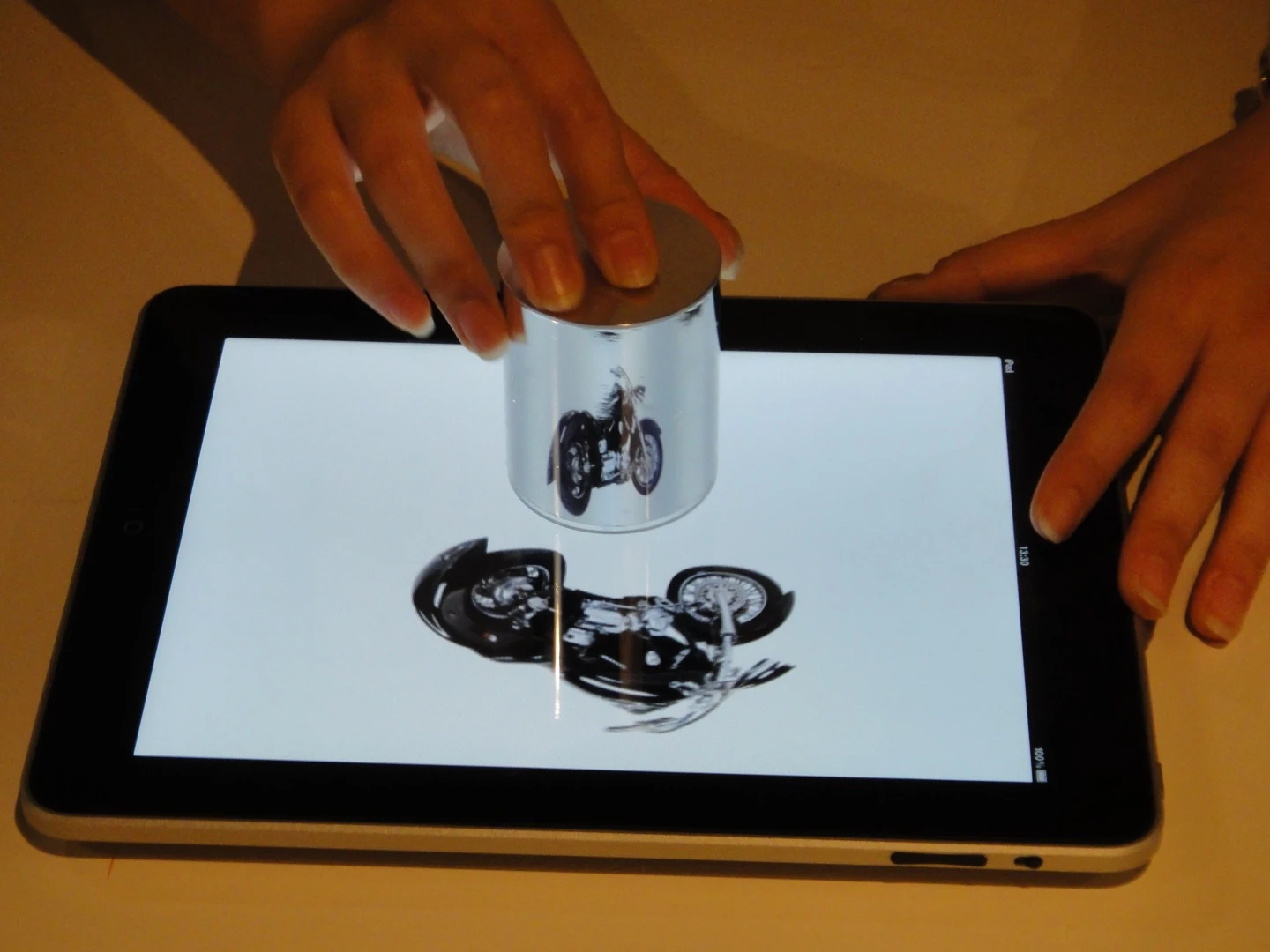 iPad anamorphicon with 3D display device (Photo: DigInfo)