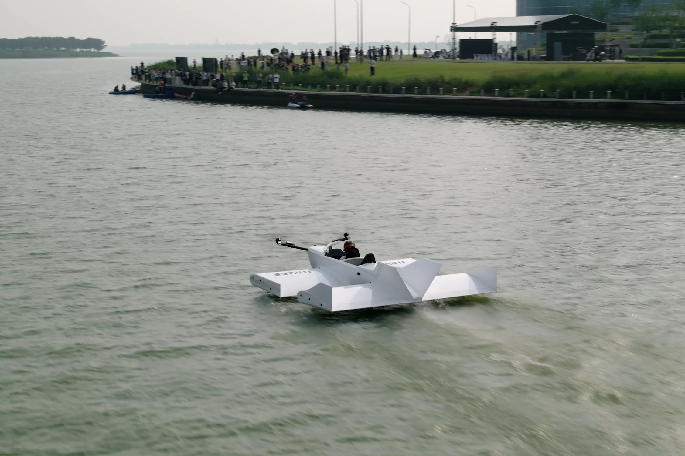 The WaveFly 5X tops out at 85 km/h (53 mph) with an 80 km (50 mi) range