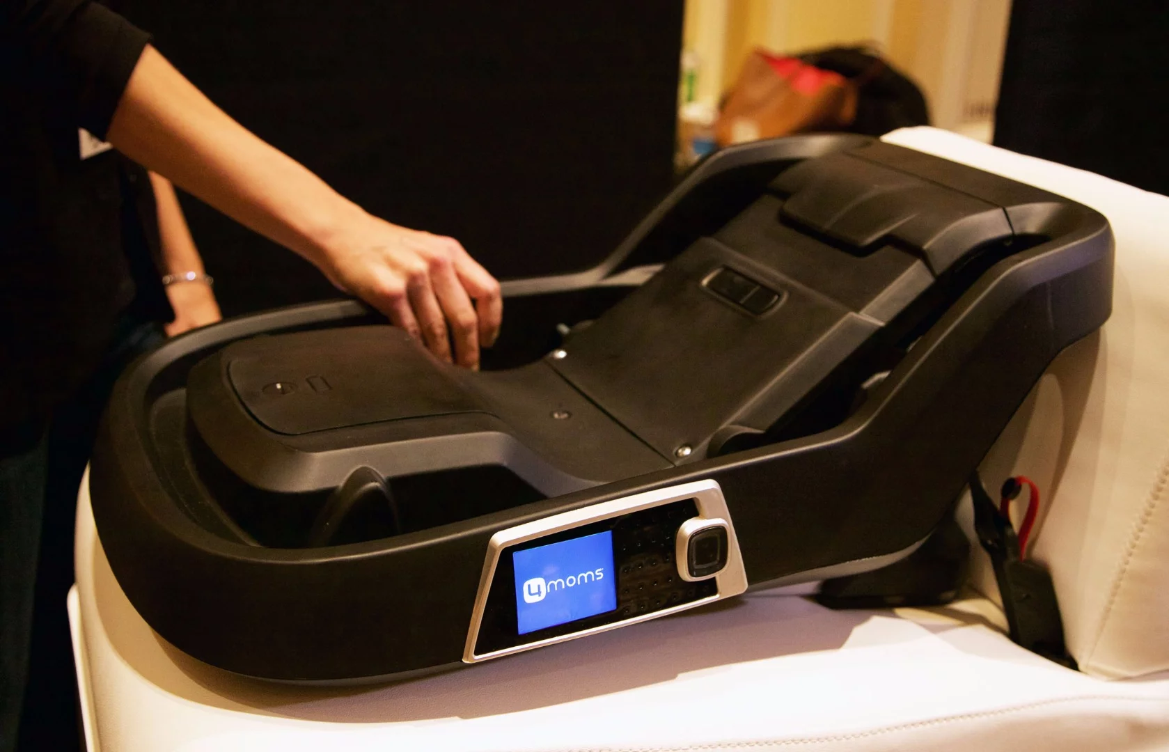 The self-leveling process of the 4moms car seat can account for a vehicle that is not parked on a level surface