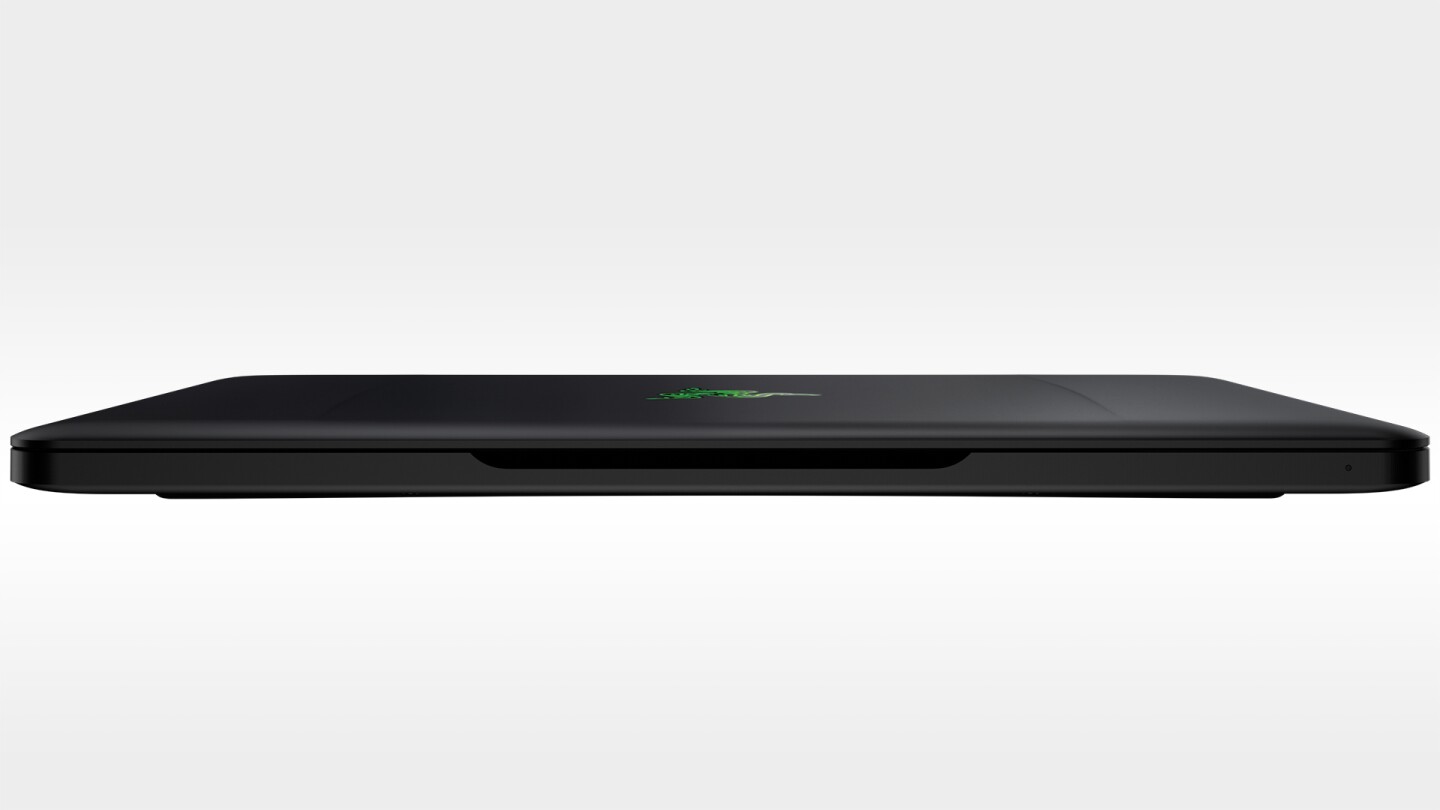The new model holds on to its predecessor’s 2.03 kg (4.47 lbs) weight, and comes in at the same 17.8 mm (0.7 in) thickness
