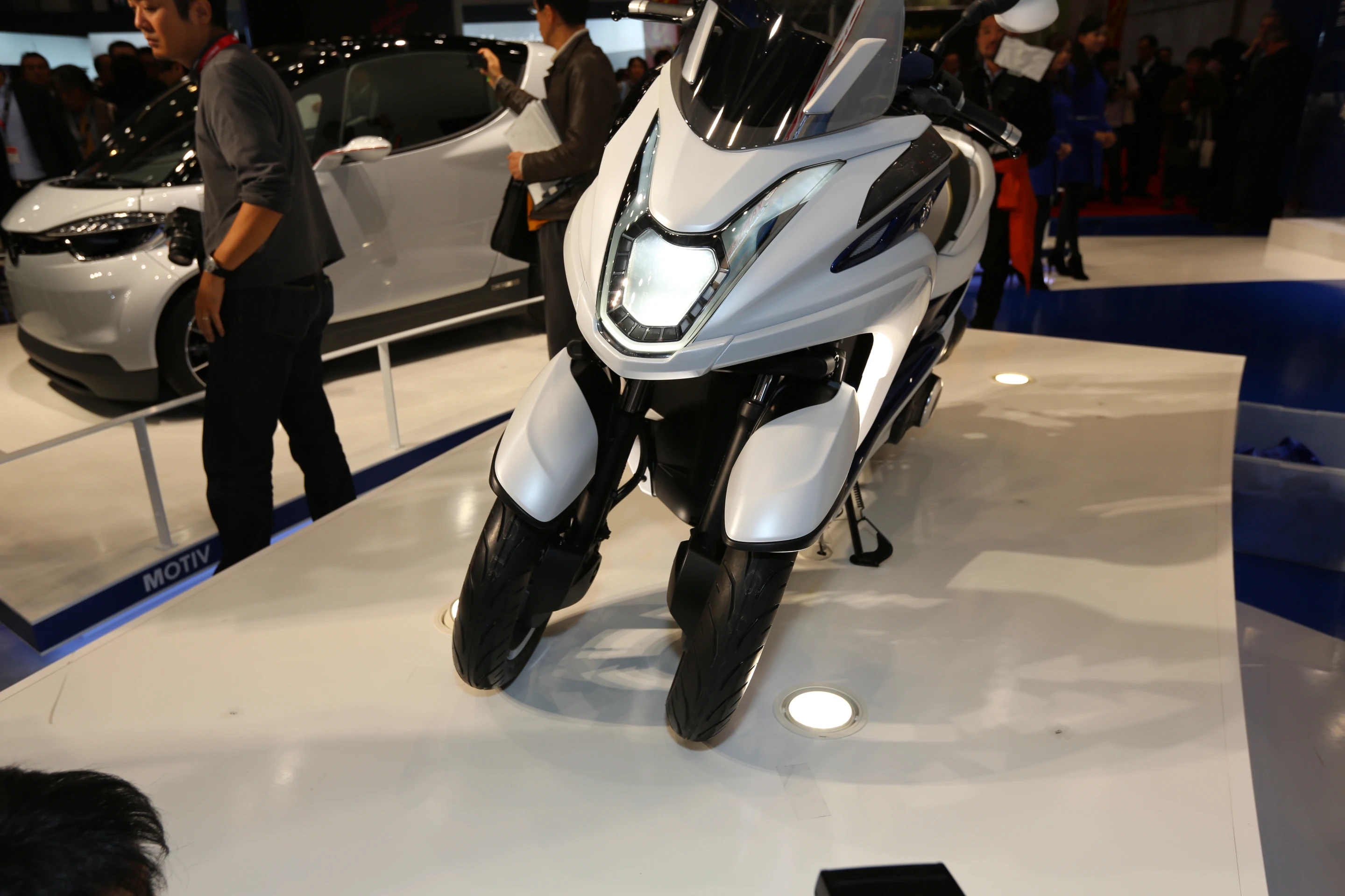 Each front wheel is topped by a fixed fender and has disc brakes mounted on the inside