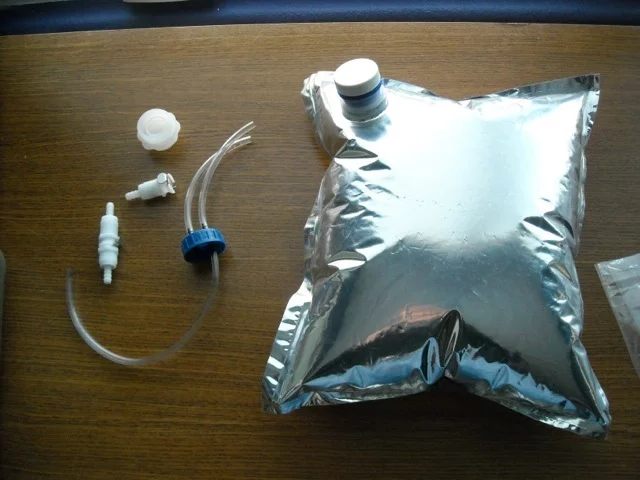 The SYNEK bag is made from a two-play linear low density polyester (LLDPE) and metallized polyester