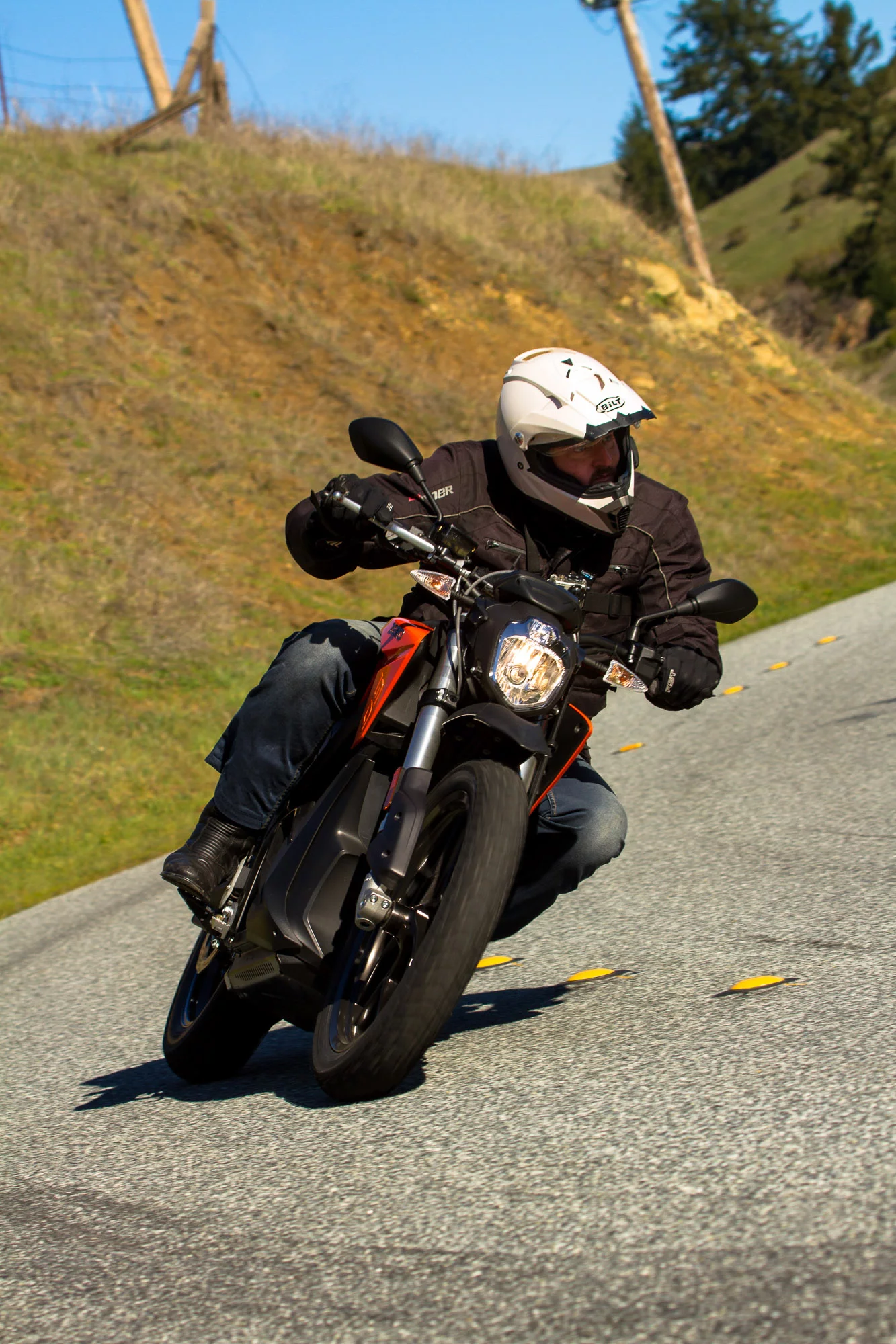 2015 Zero DS - wide bars give it an aggressive steering feel (Photo: Joe Salas/4theriders.com)