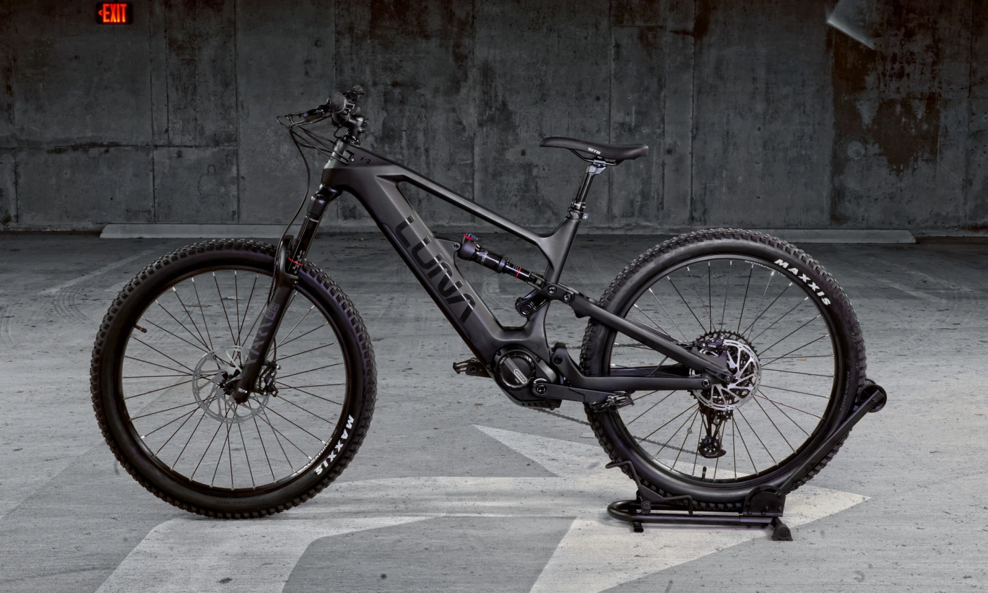 The removable and lockable 820-Wh battery integrated into the downtube is reported good for up to 40 miles of per-charge pedal assist