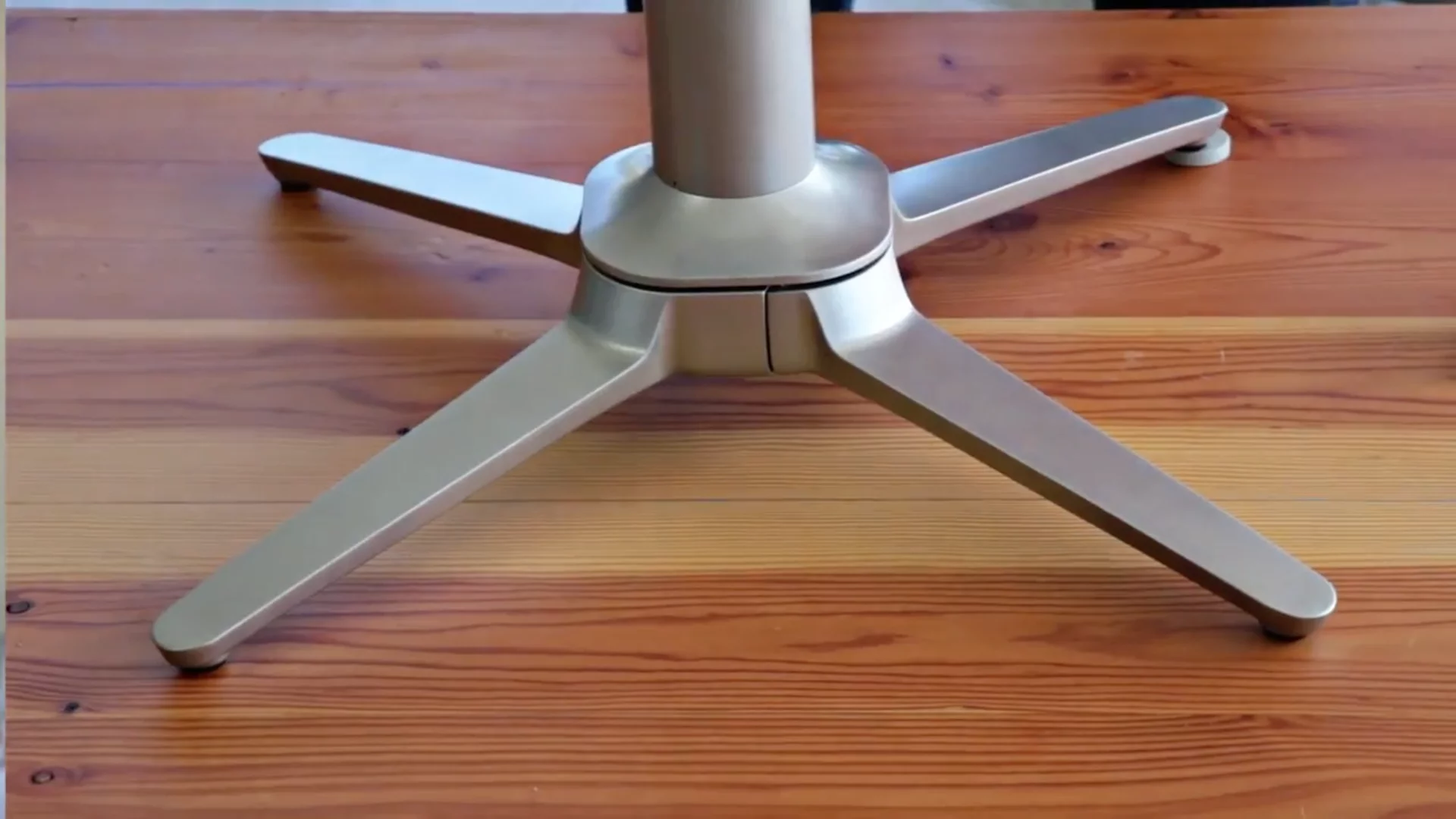 The oddly-shaped loose foot sections all rest on one another to create a stable base