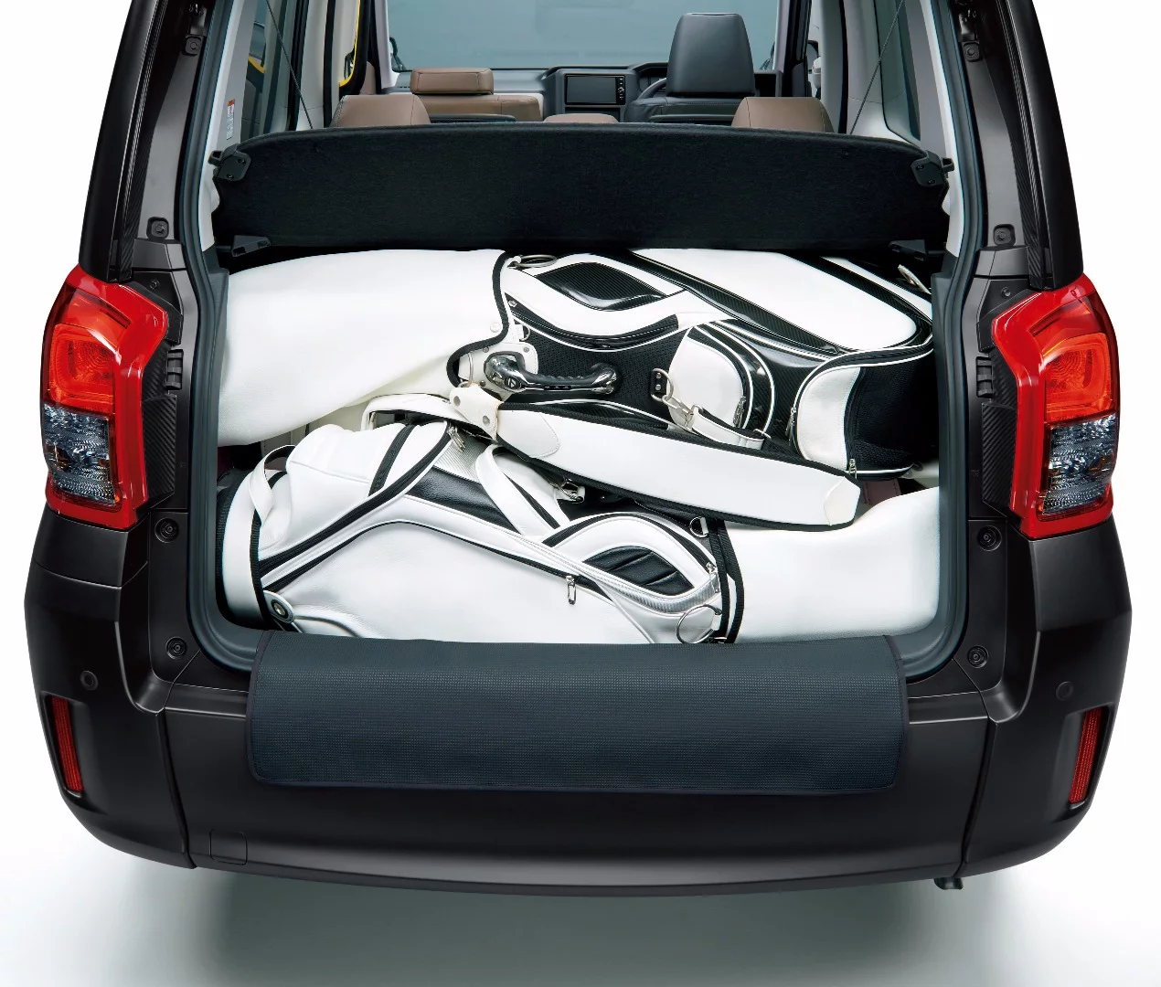 Two full golf bags can also be accommodated in the JPN Taxi's cargo area