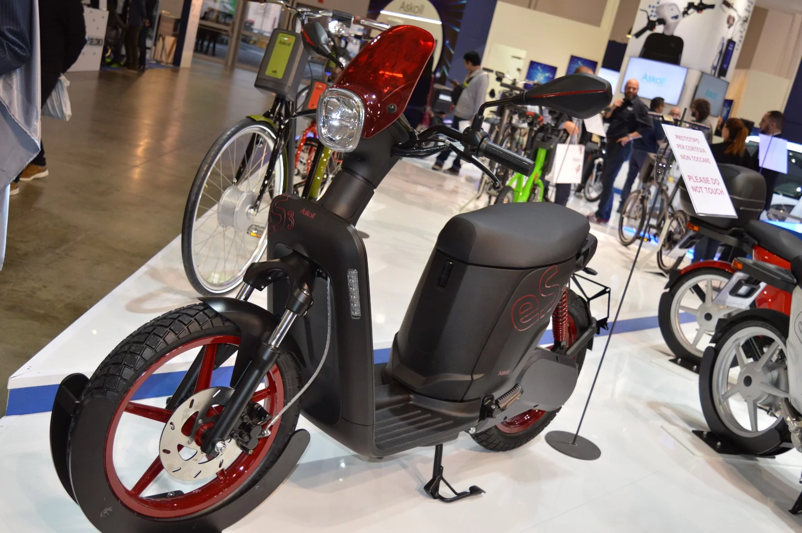 The Askoll eS scooter is marketed in Italy with two engine options (1.5 or 2.7 kW)