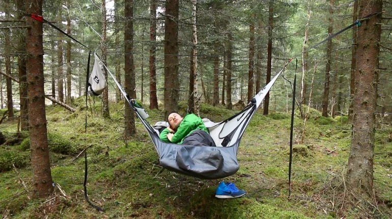 One can roll around more naturally on the Draumr than on a traditional hammock