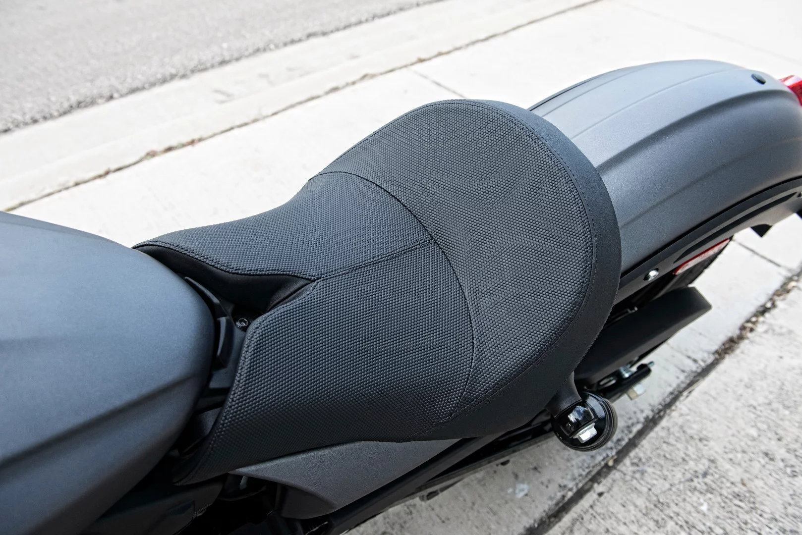 The Victory Octane features a black single seat that looks very similar to the Indian Scout's one