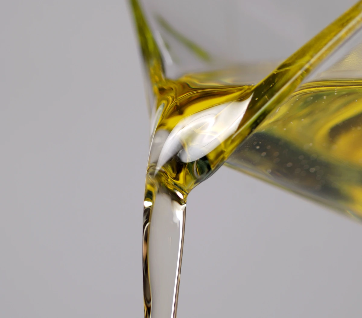 Oil derived from the "super high" oleic acid safflower