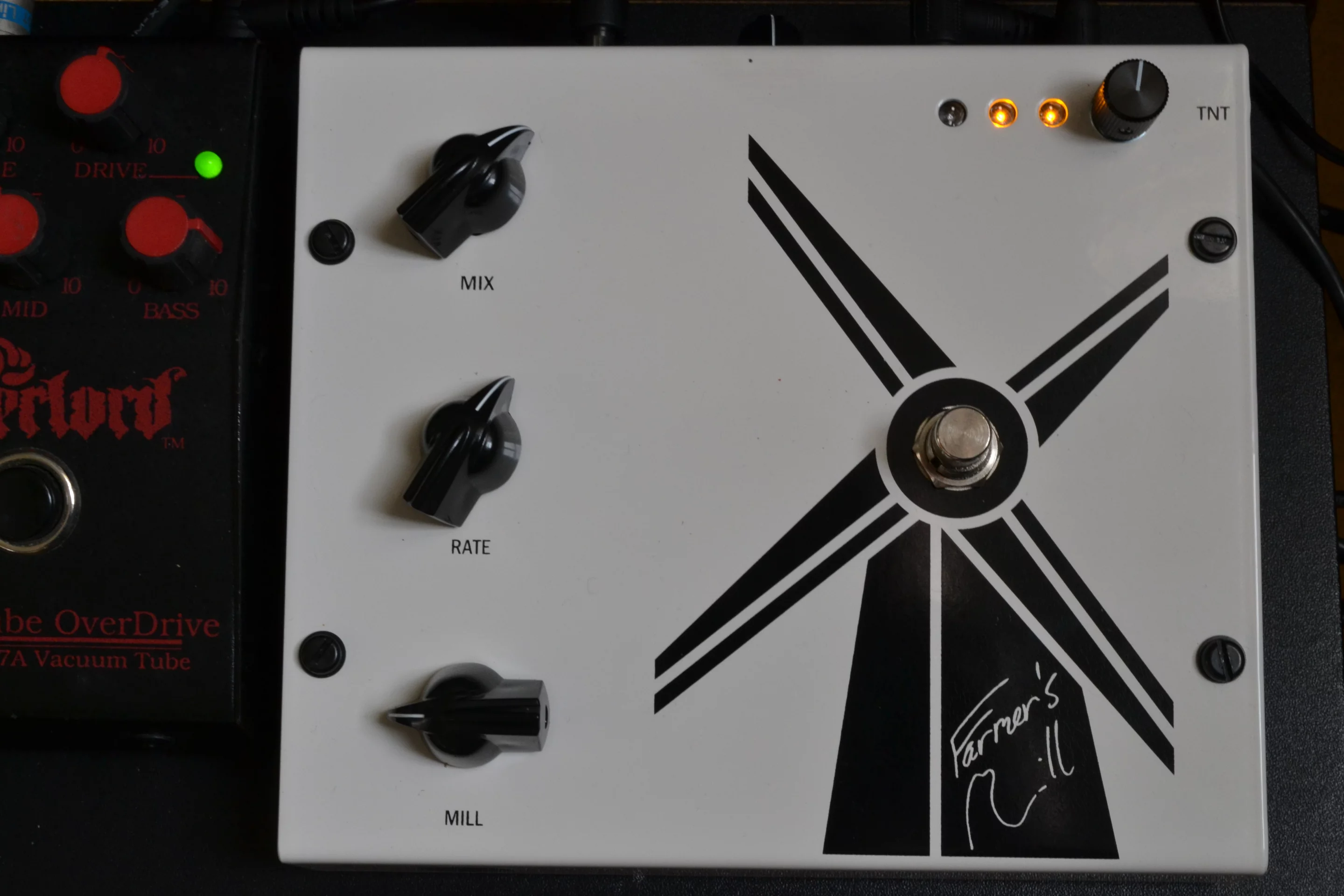 The first of the LEDs to the left of the TNT dial flashes to show the effect of the Mill, the middle light simply indicates system readiness, and the remaining LED comes on when the TNT dial is turned on