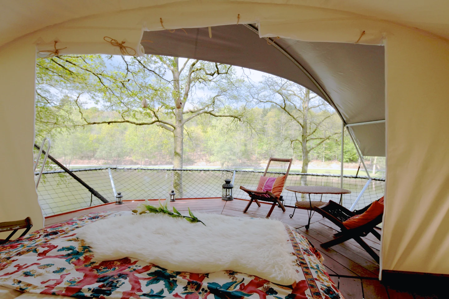 By moving the bed onto the terrace, users can enjoy a night under the stars