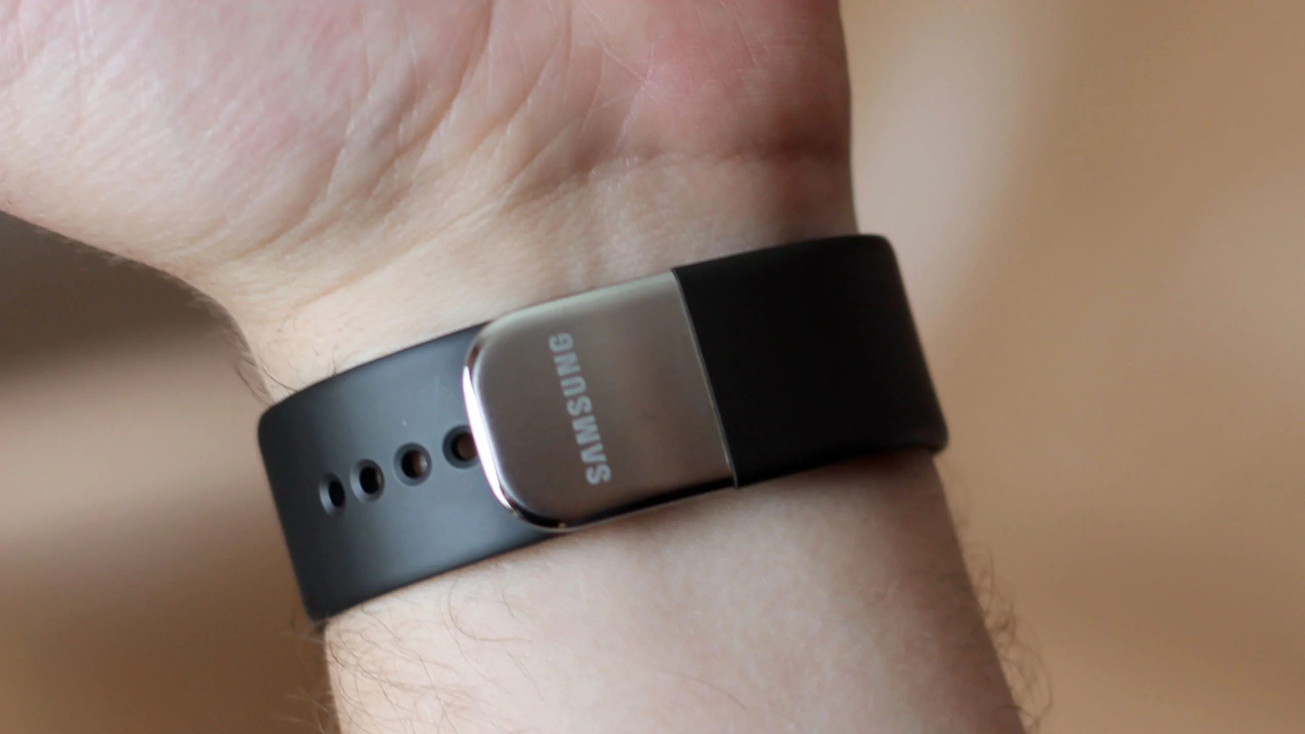 The Gear Live has a rubbery default band, but you can swap it for any standard 22 mm band