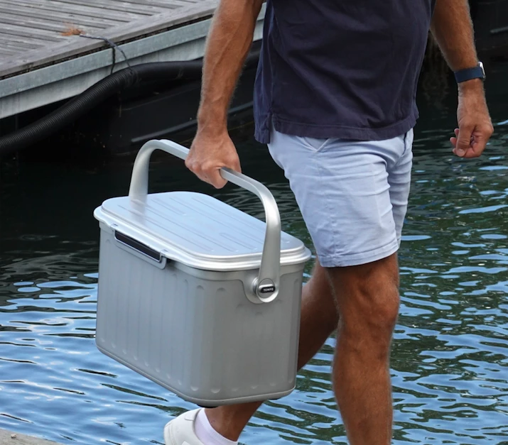 The Oyster Tempo cooler comes with a carry handle and shoulder strap that can be easily interchanged without tools