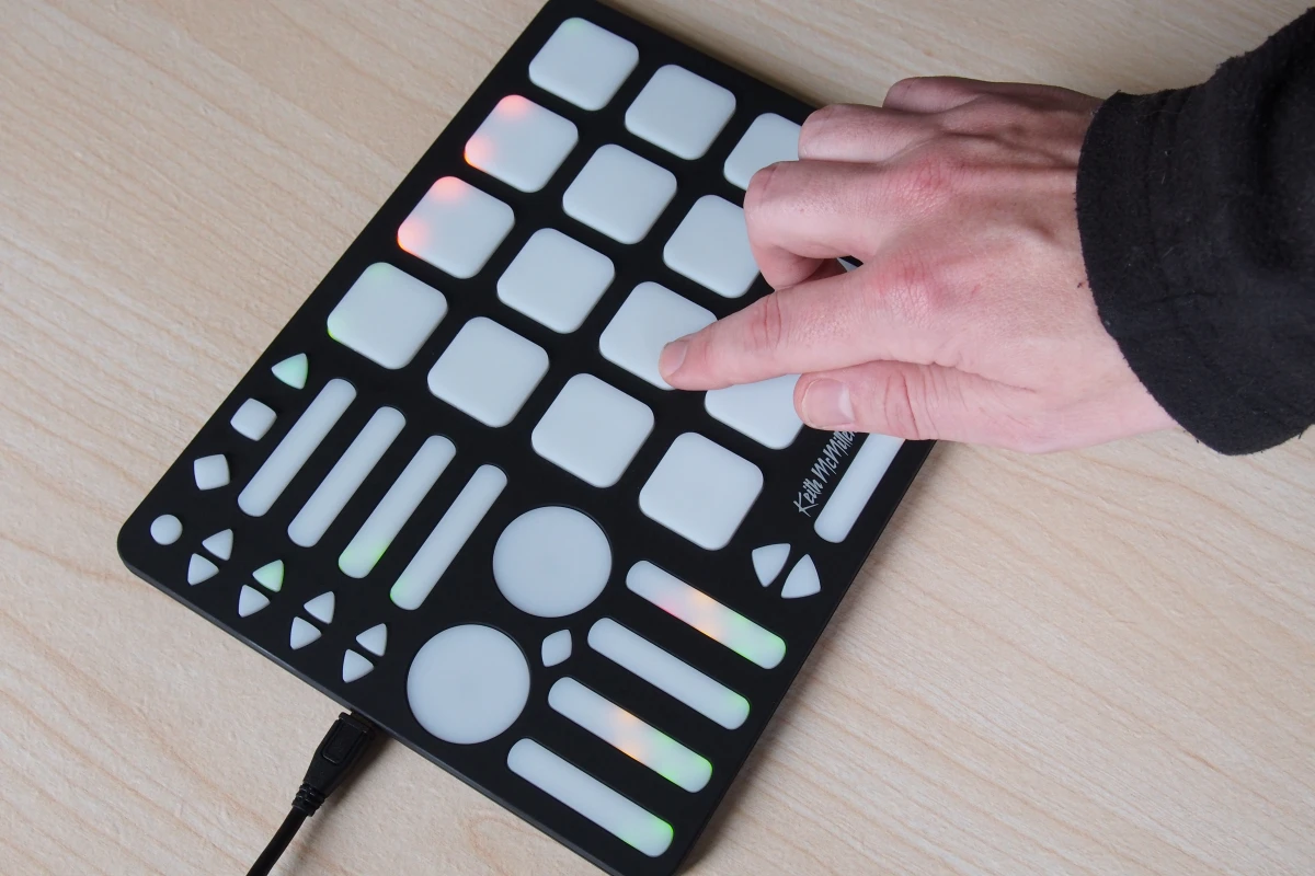 Gizmag gets to grips with the QuNeo 3D Multi-Touch Pad Controller
