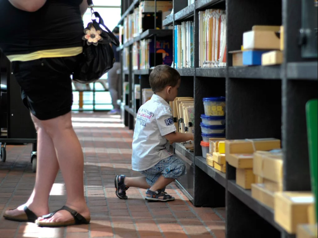 The shelving is made of recycled KLP plastic and designed so that titles available for lending are placed within easy reach, and archived collections can be stored above (Photo courtesy of MVRDV/Jeroen Musch)