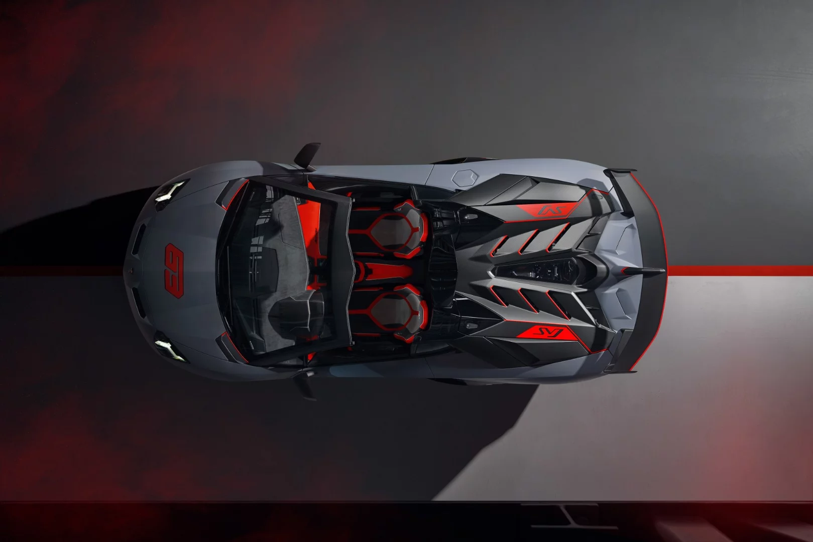 The Super Veloce Jota (SVJ) is track-focused and the Roadster model outputs 770 CV (566 kW) at 8,500 rpm from its massive V12 engine