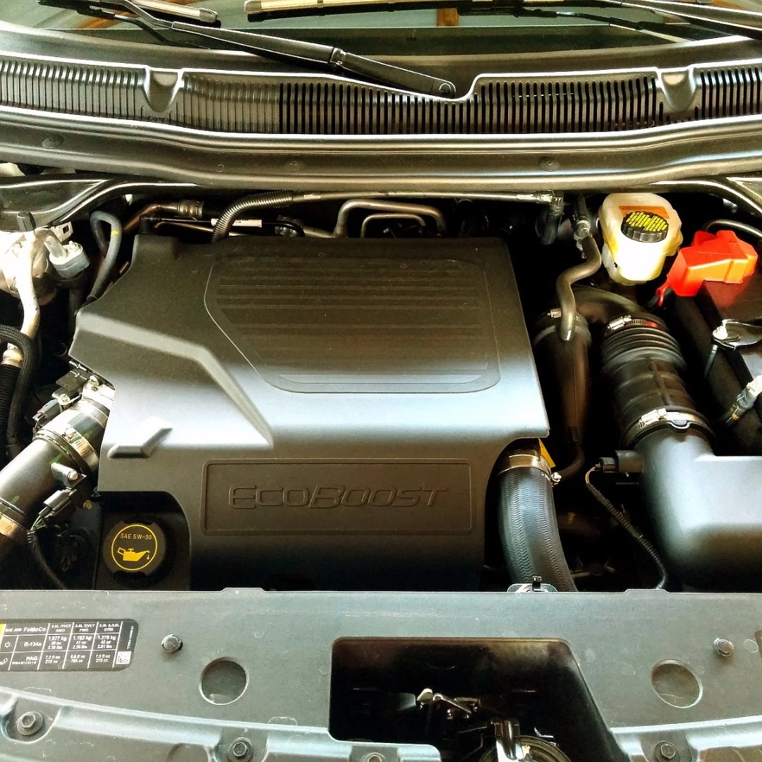 Powering the 2016 Explorer Platinum is a 3.5-liter turbocharged V6 (EcoBoost) that outputs 365 horsepower (272 kW) and 350 pound-feet (44.5 Nm) of torque