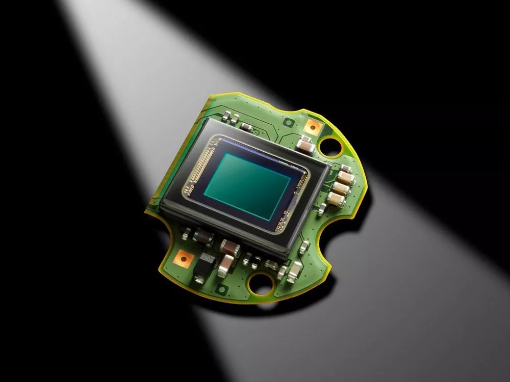 The Lumix DC-ZS70 (TZ90) features a 20.3 MP MOS sensor, which is paired with Panasonic's Venus Engine image processor