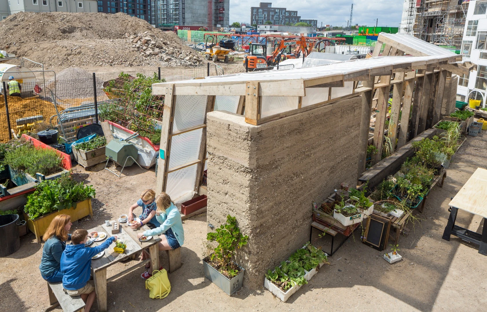 The Skip Garden is located in an area designated for future development, thus animating the space in the meantime