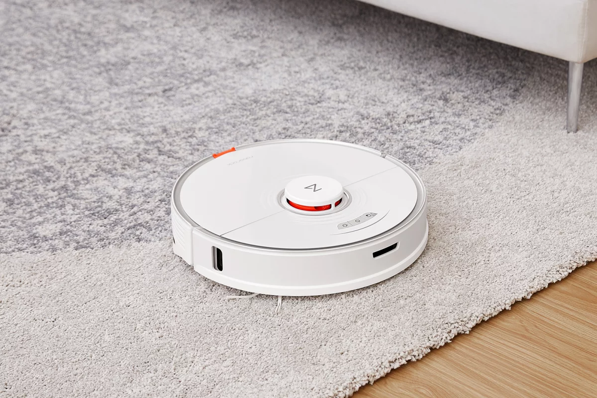 The Roborock S7 is equally happy vacuuming carpets or mopping tiled floors