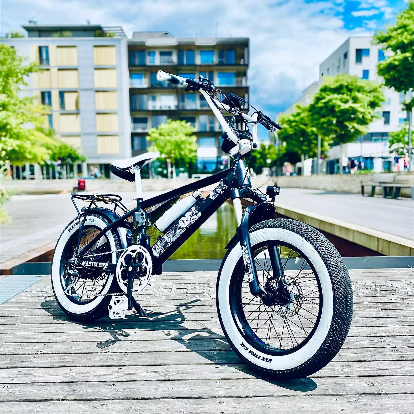 The Mastix One can be personalized with frame color and finish options, colored tires, racks and accessories