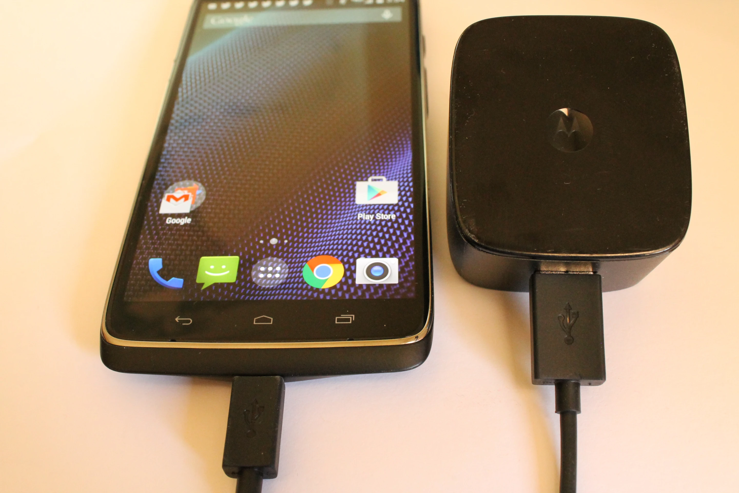 The Droid Turbo and included turbo charger (Photo: Eric Mack/Gizmag.com)