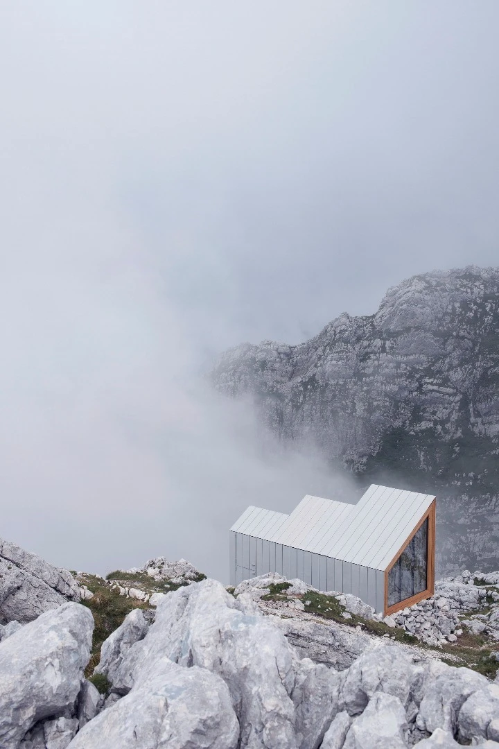 The North and North East tracks take hikers to a stunning plateau with a 1640 ft (500 m) sheer drop above the glacier