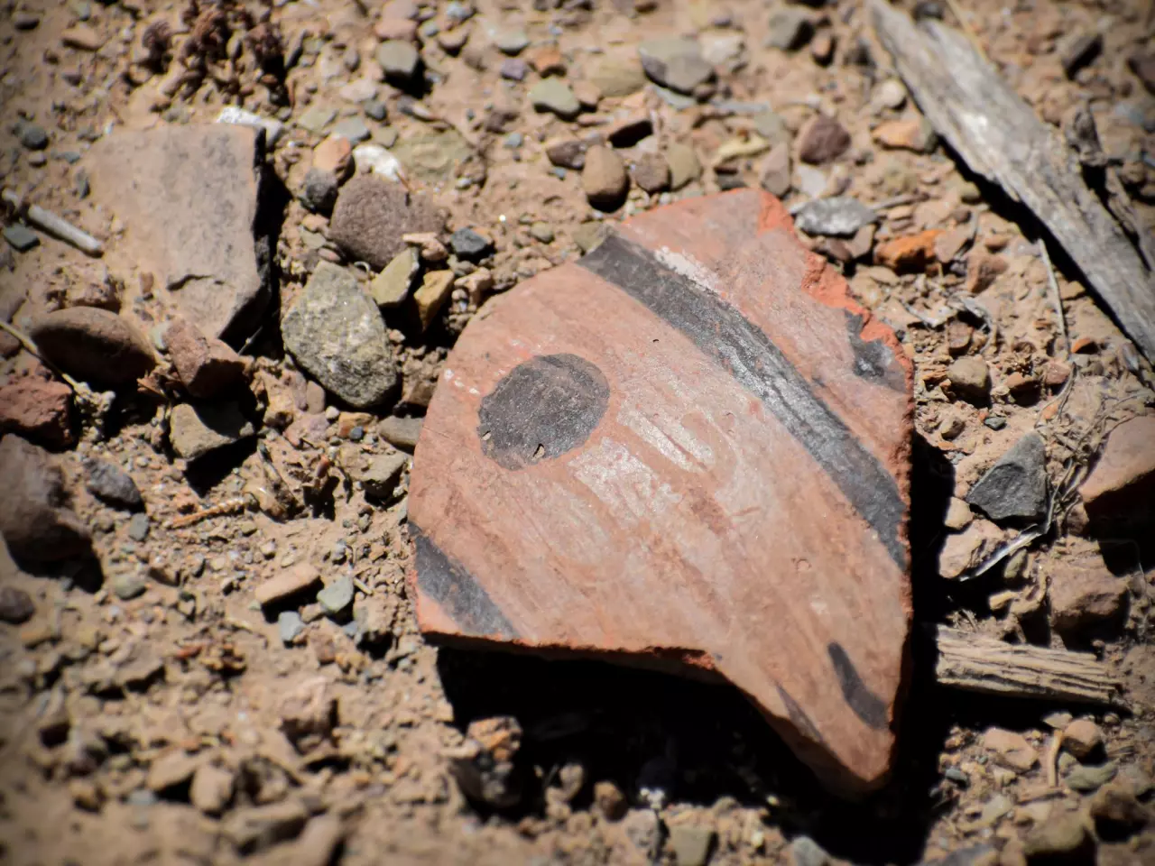Numerous fragments of keru cups were discovered on the site. The cups were traditionally used for drinking chicha, a maize beer.