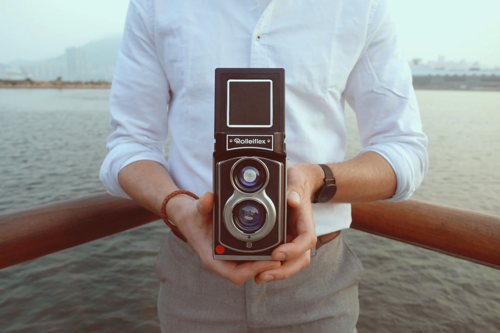 Like its long gone predecessors, the Rolleiflex Instant Kamera is a twin lens reflex camera