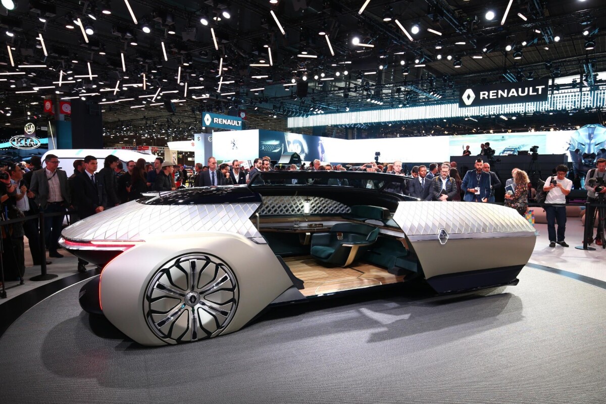 The EZ-Ultimo's door slides forward and roof panel lifts to create a large entry. Meanwhile, the VIP chair slides forward to greet the passenger (at least in the renderings - doesn't look like it did that here)