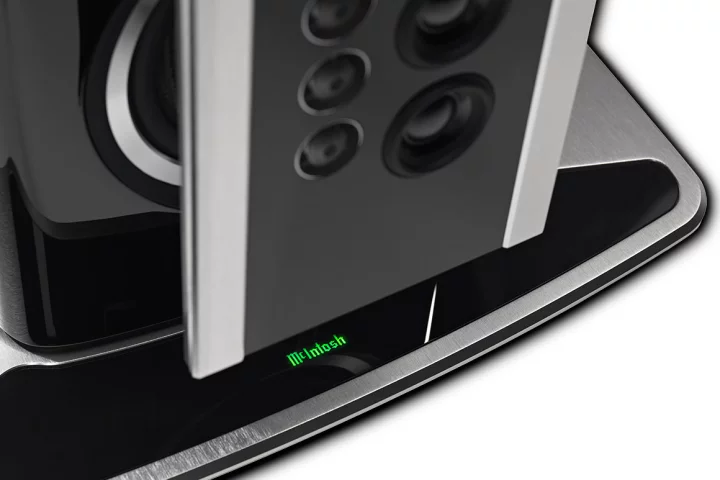 Each XRT1.1K loudspeaker has 70 drivers, is shorter and lighter than the flagship model and has a power rating of 1,200 W