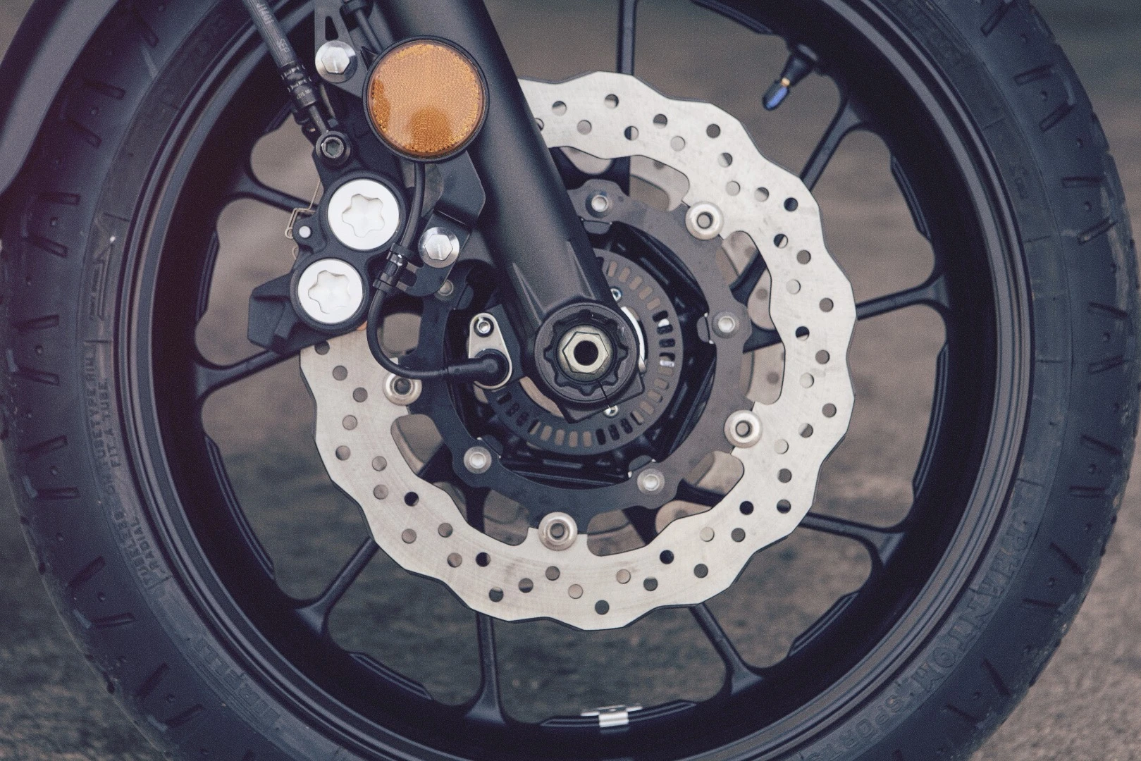 Dual 282 mm wave disks with 4-pot calipers and ABS as standard