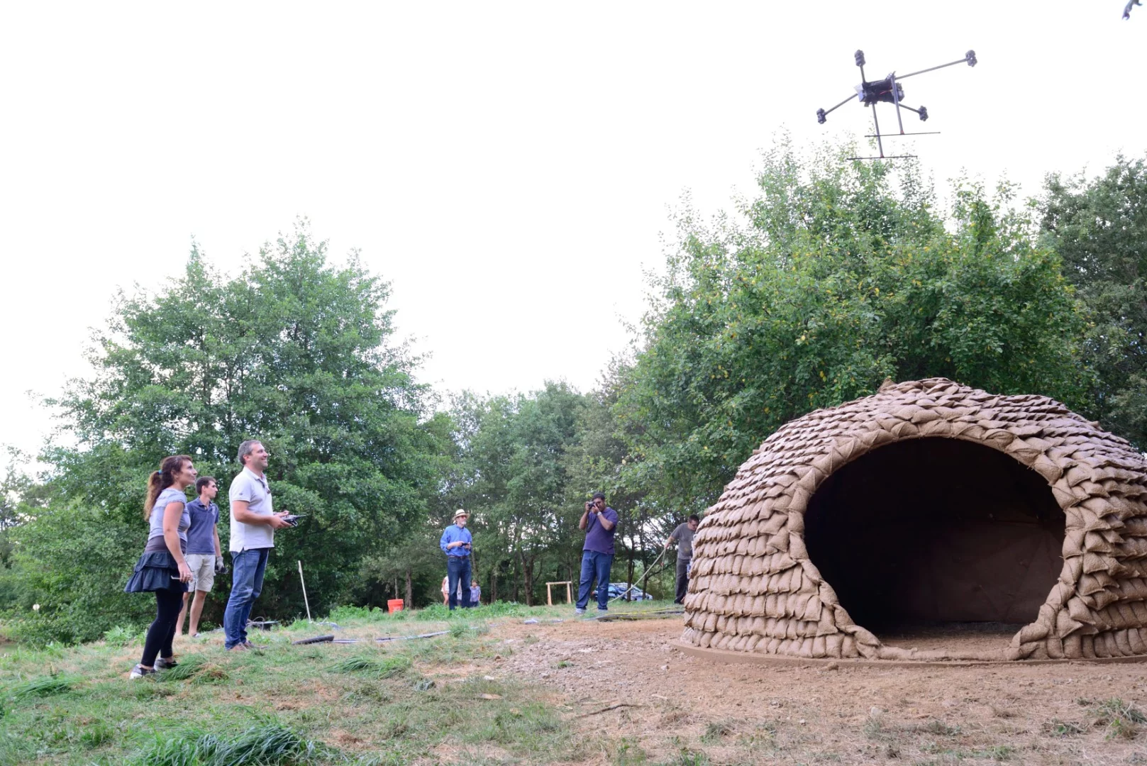Chaltiel's team constructs its shelter at Domaine de Boisbuchet