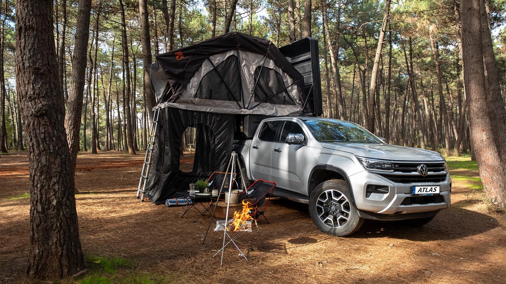 Instead of popping straight upward like a typical pickup camper, the Hotomobil Atlas cover cover flips to one side and a rooftop tent emerges to the other 