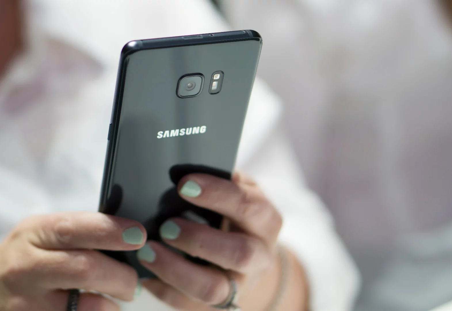 Another look at the rounded glass back of the Note 5