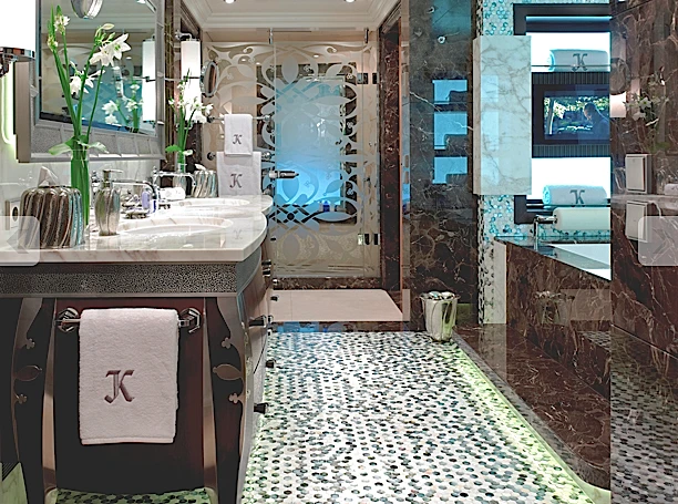 M/Y Kaiser bathroom