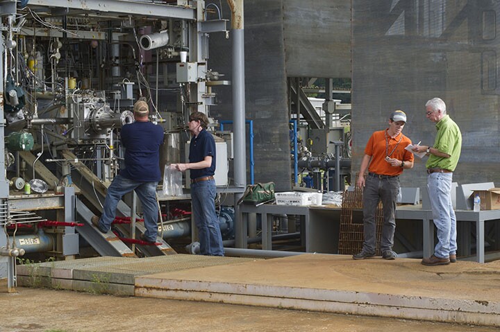 Engineers prepare for a hot-fire test of a 3-D printed rocket (Image: NASA/MSFC/Emmett Given)