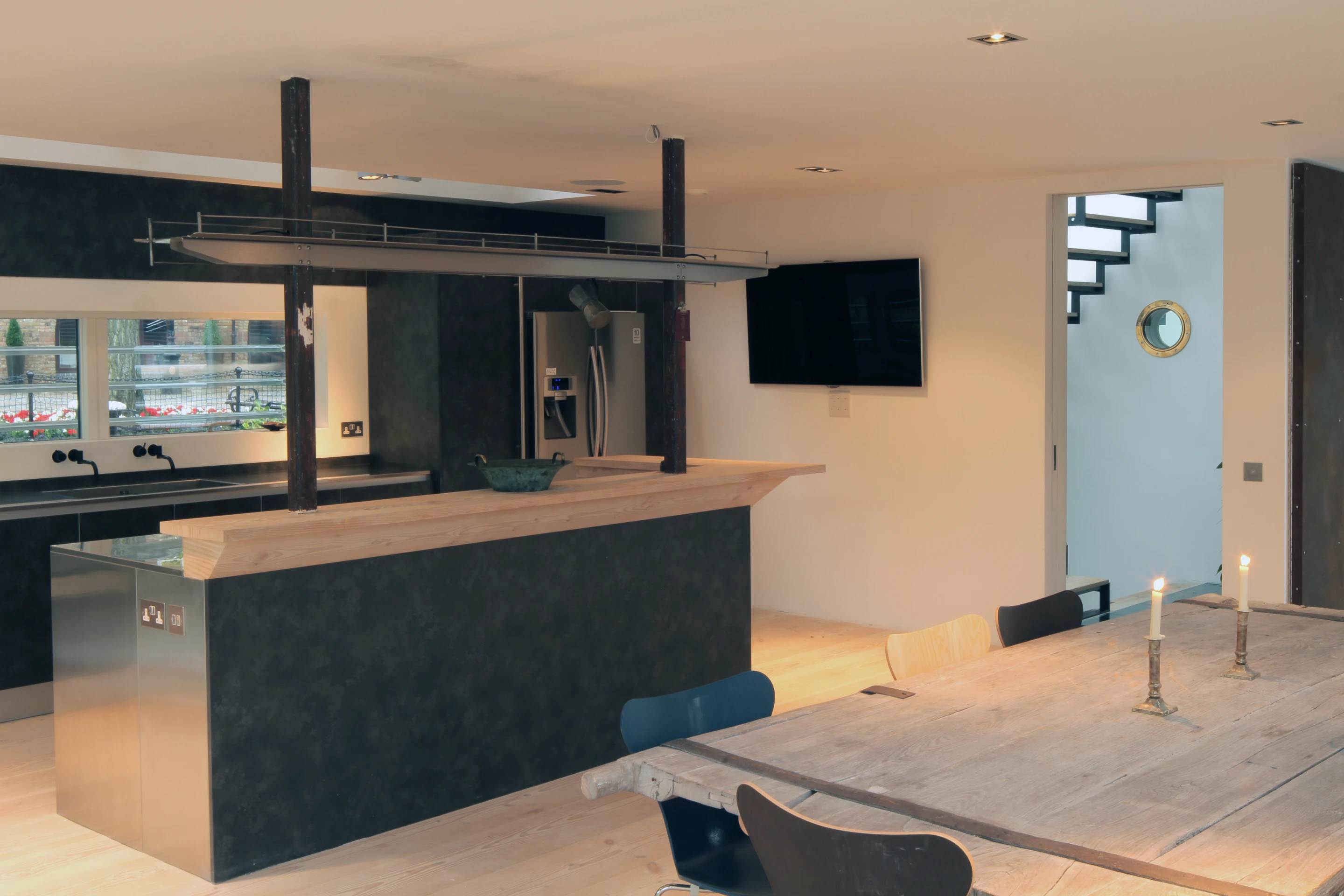 At the heart of the home’s hi-tech features is a Lutron light control system which allows the home’s habitants to control all lighting aspects remotely by simply using a smart phone or tablet