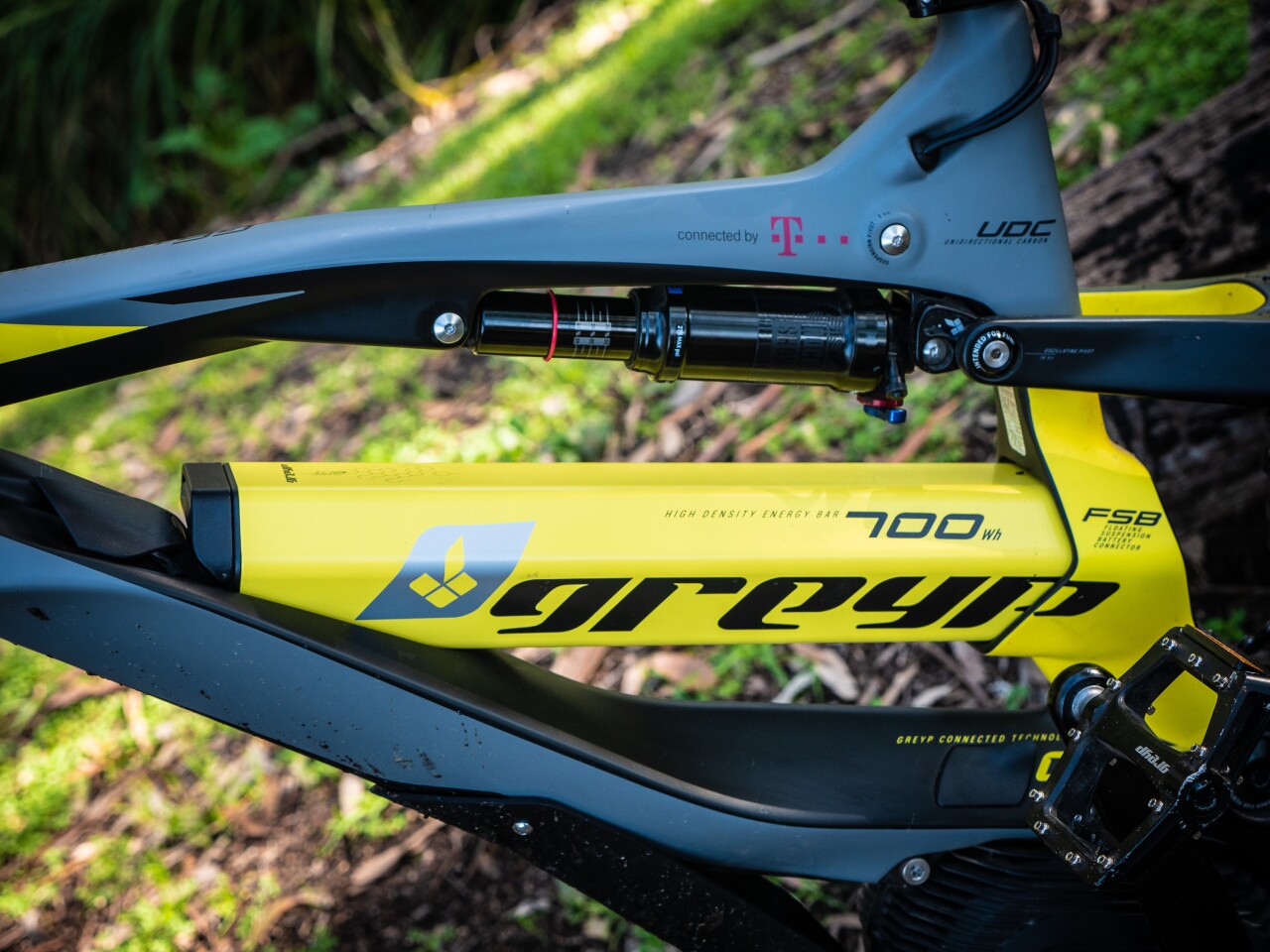 Lurid yellow battery pack is compact and easily removable for charging. Perhaps a little too easy, since there's no lock, just a lever tab holding the battery in the frame