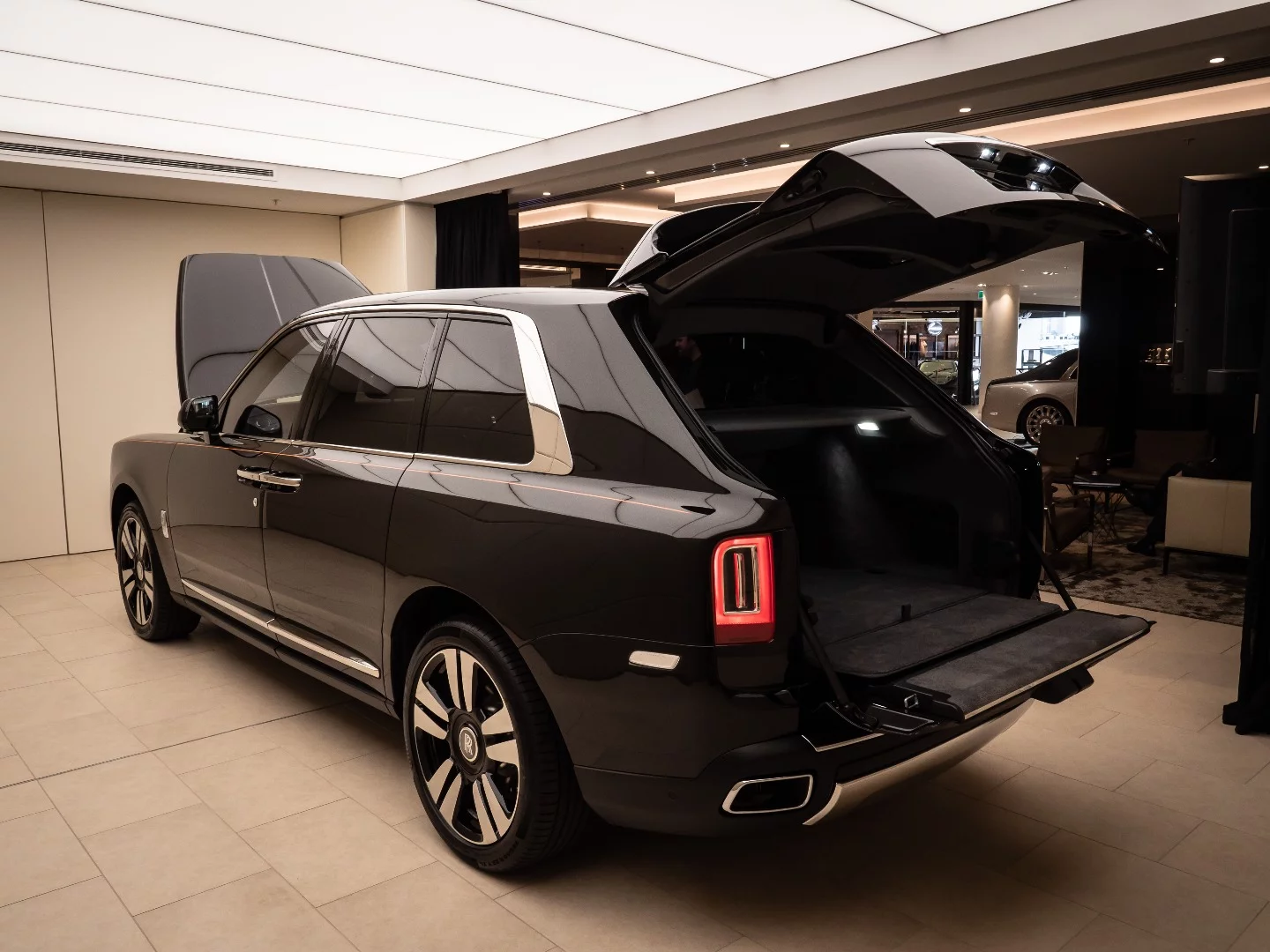 Rolls-Royce Cullinan: clamshell trunk design opens very wide and supports up to 300kg on the tailgate