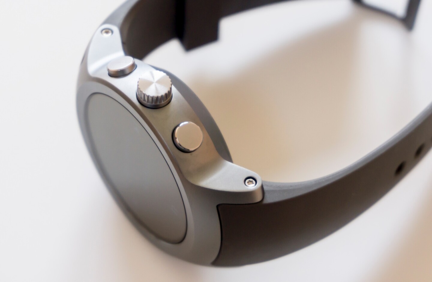 The center button rotates for scrolling (Apple Watch Digital Crown knockoff), while the other two buttons are shortcuts