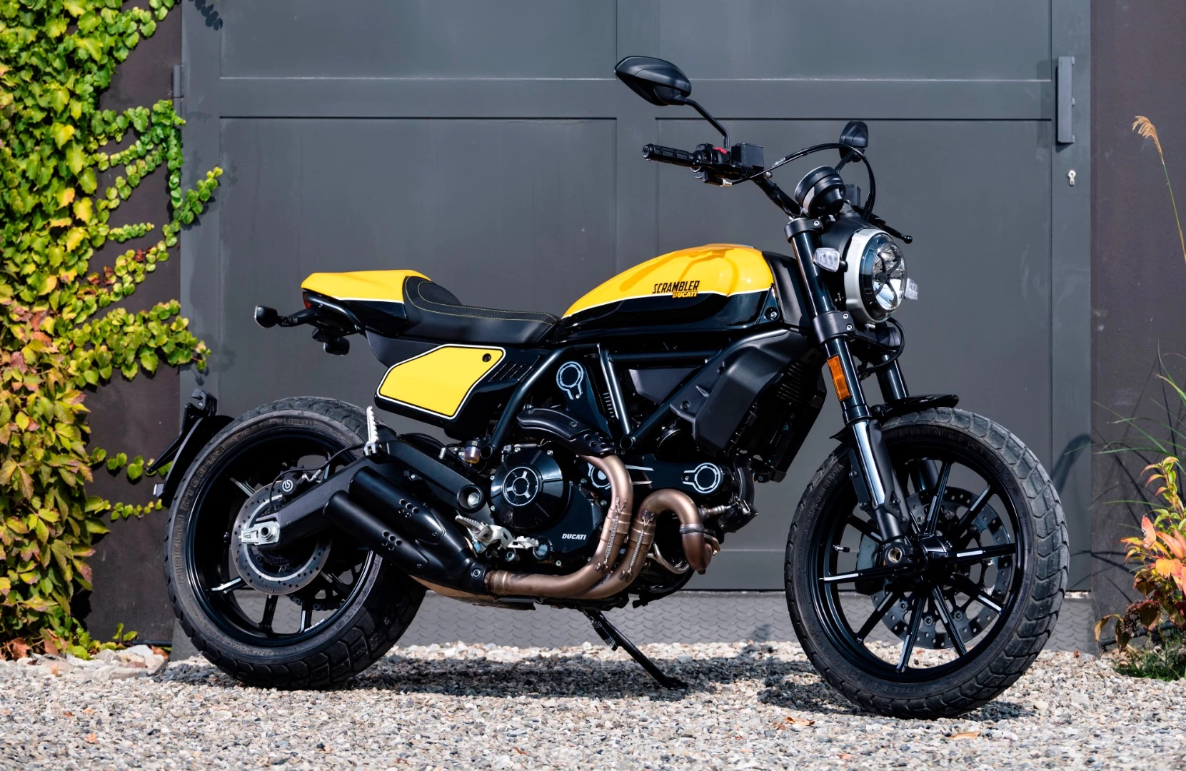 The Full Throttle is inspired by the flat track Scrambler of Frankie Garcia