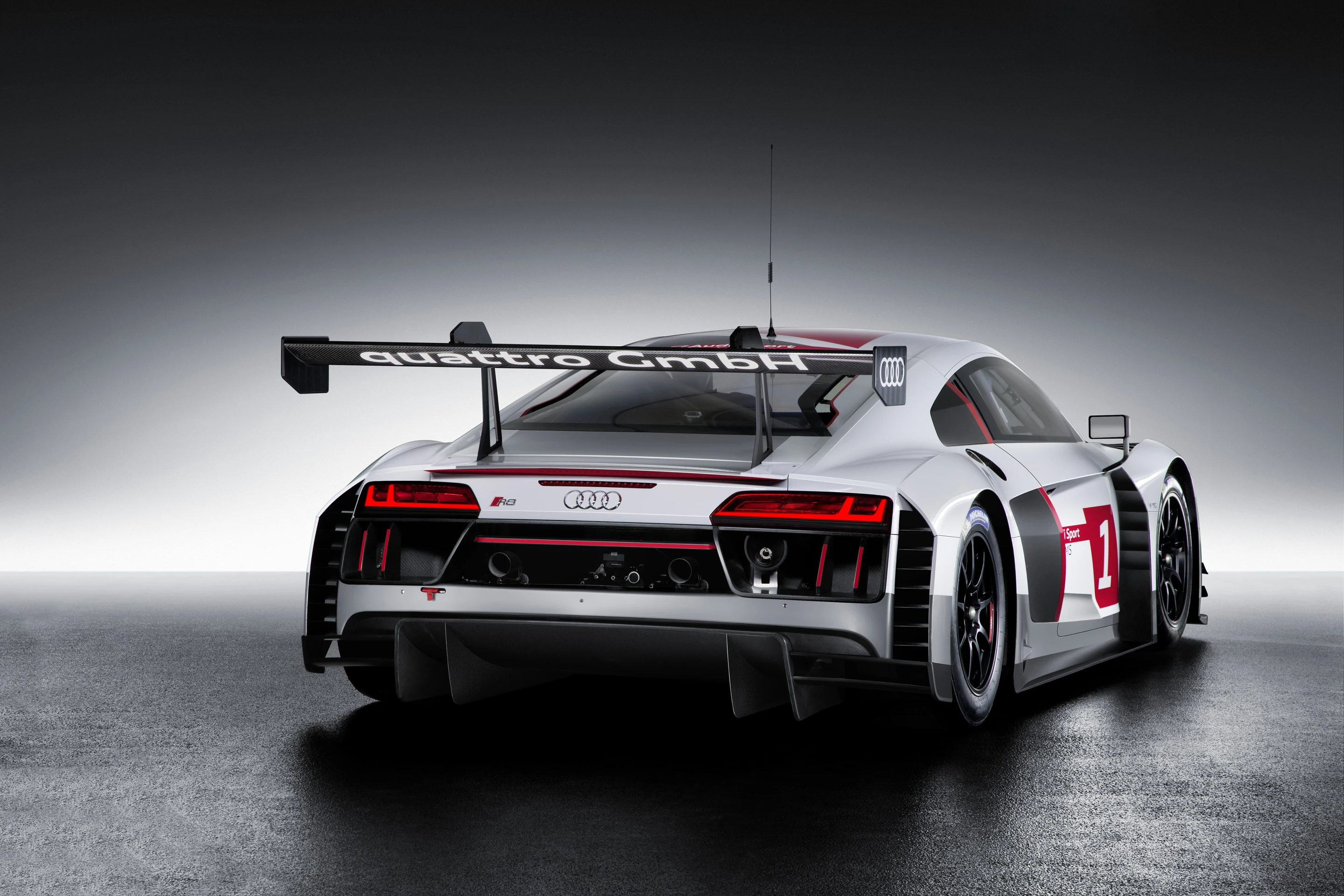 The diffuser is integrated with the R8 LMS' fully flat undertray