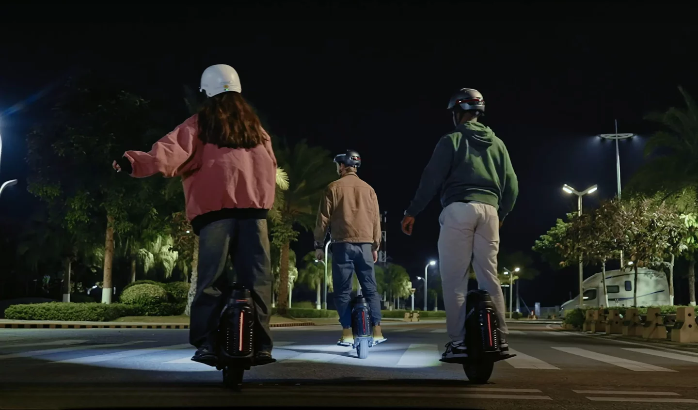 The InMotion V9 comes with a headlight, braking tail-light and RGB ambient lighting that can be customized in the app