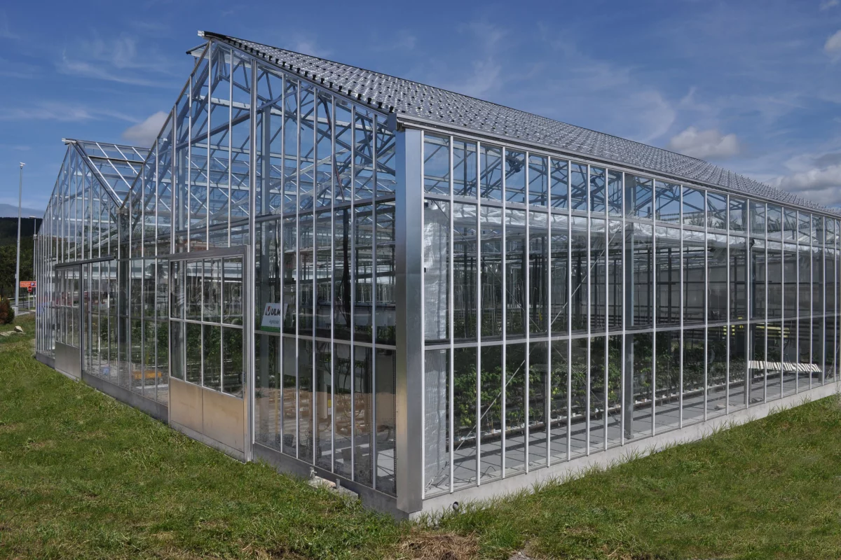 This Basque Country greenhouse has been fitted with solar panels and lenses which, combined, help limit the temperature in summer without loss of sunlight in winter