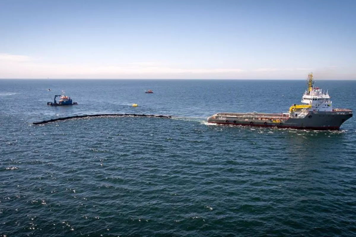 Underwater camera footage revealed that failing shackles connecting the barrier to the mooring system were the source of the problem